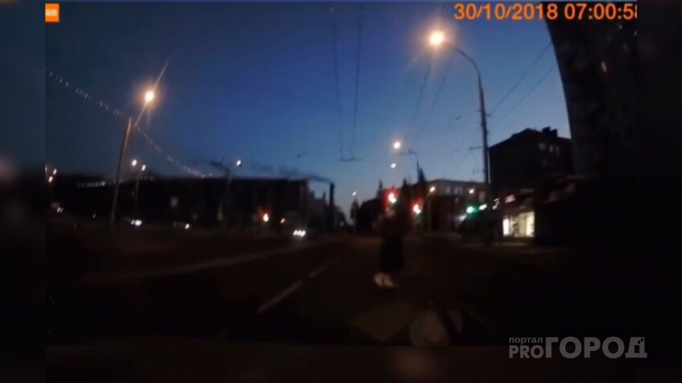 Хватался за голову и матерился: темная фигура напугала водителя под Ярославлем. Видео
