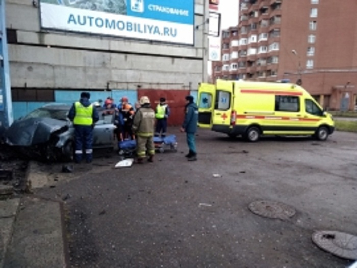 В Ярославле иномарка врезалась в стену дома: пострадали несколько человек