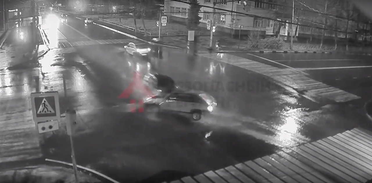 Медики спасли водителя из искореженного авто: видео из Ярославля