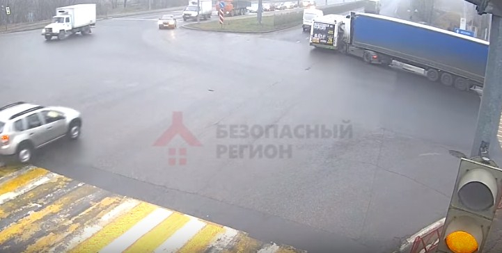 Без тормозов: появилось видео, как грузовик таранит автобус в Ярославле