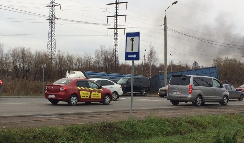 Уходил от удара: в Ярославле перевернулся зерновоз. Видео