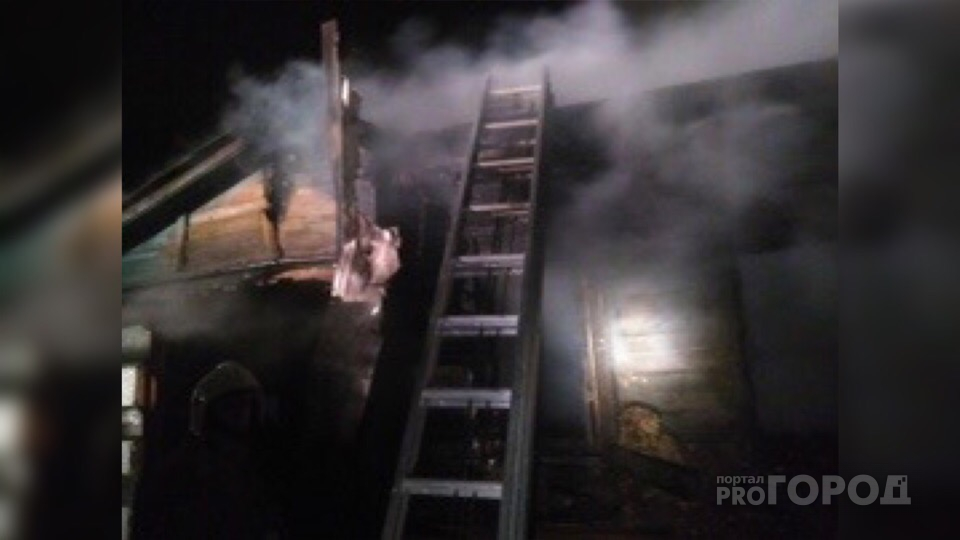 Спасатели сквозь дым забирались в дом: в ночном пожаре погиб ярославец
