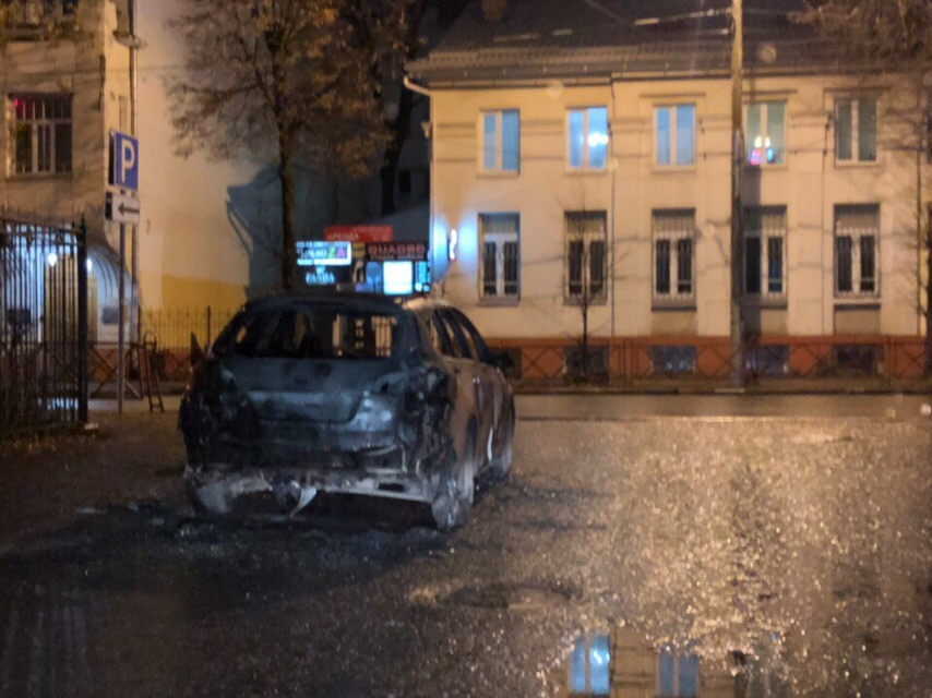 У суда в центре Ярославля сожгли автомобиль: кадры