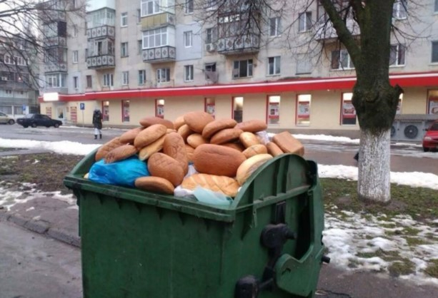 Столько людей голодных: выброшенный в мусорку хлеб обсуждают в Ярославле