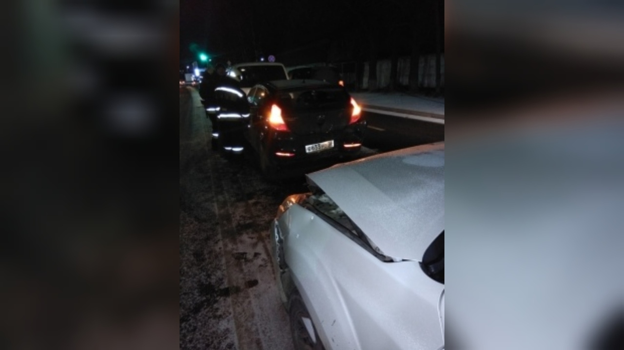 Жертвы скользкой дороги: в Ярославле произошло тройное ДТП