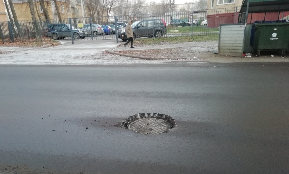 Водители отбили люк спрятанный ярославскими дорожниками в асфальте