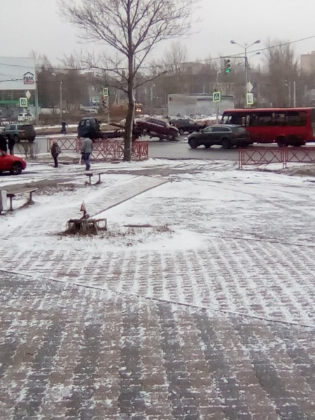 Водитель-невидимка: легковушка налетела на столб в Ярославле. Фото