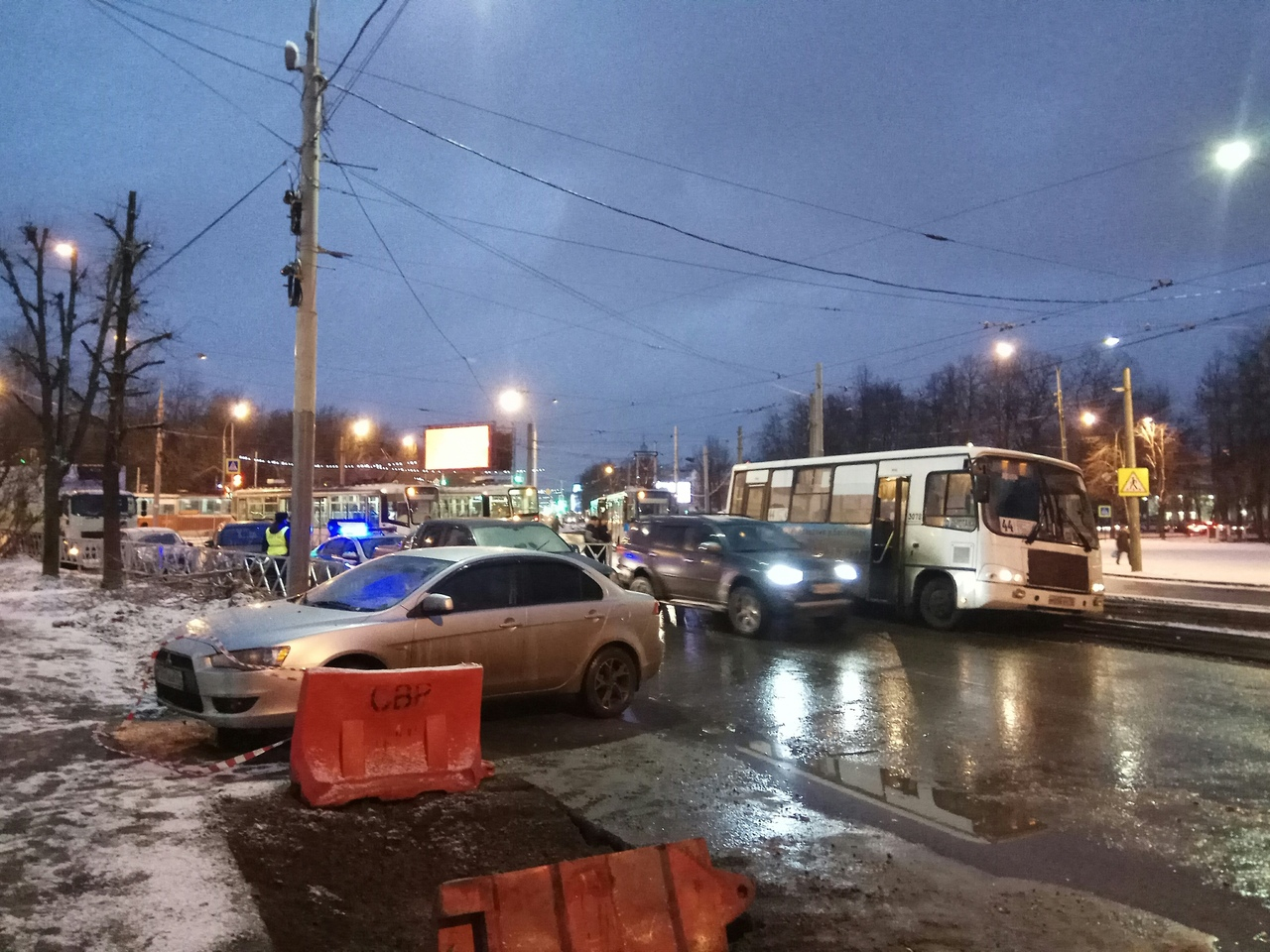 Перекрыли движение: пазик упал на трамвайные пути в центре Ярославля