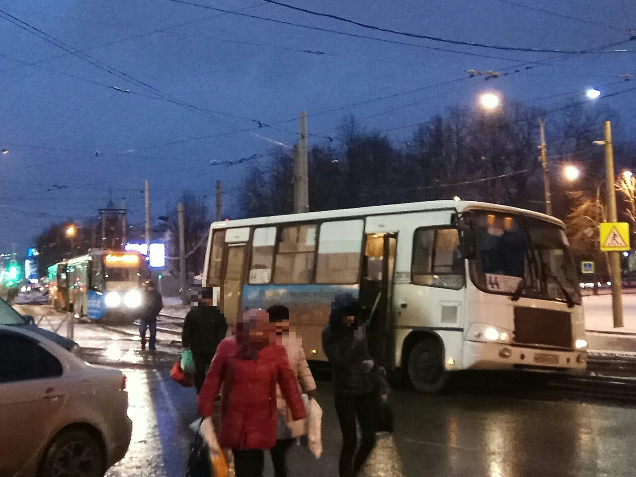 Маршрутка с пассажирами свалилась с дороги в Ярославле: кадры