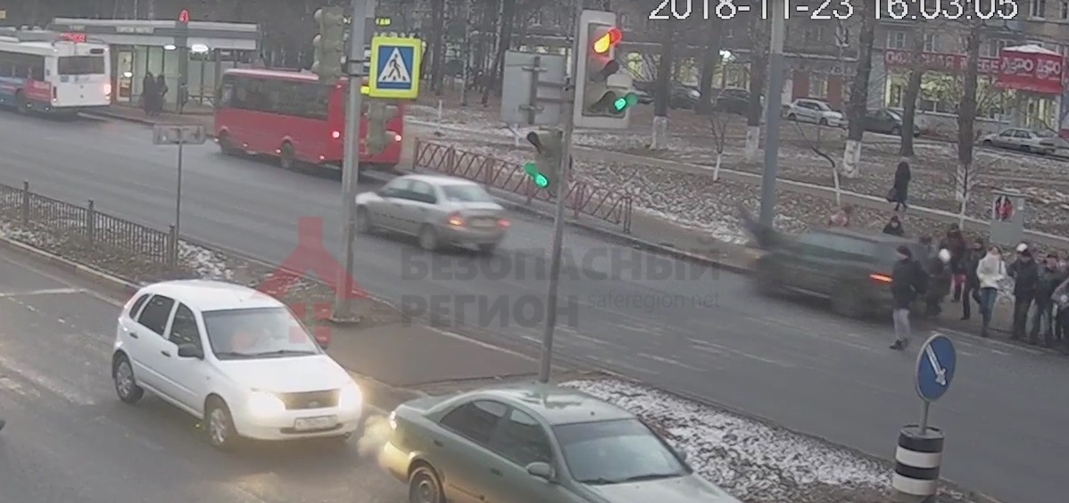 Разлетелись как кегли: уснувший водитель сбил четырех человек в Ярославле. Видео