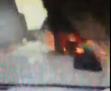 Педаль газа в пол: водителей напугал пылающий на трассе автомобиль в Ярославле
