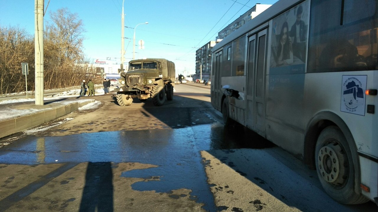 "Урал" всегда прав": автобус столкнулся с грузовиком в Рыбинске. Кадры