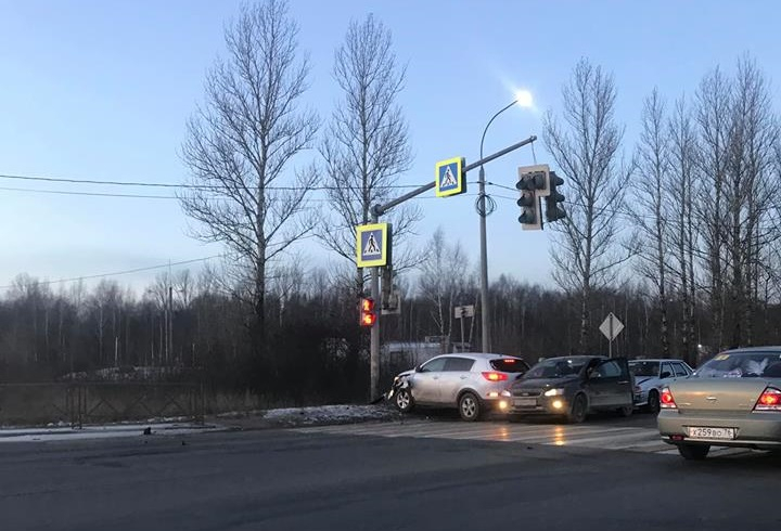 "Прям мистика": внедорожник сломал светофор в Ярославле