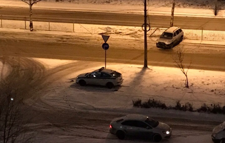 Авария на заснеженной дороге: авто снесло забор в Ярославле. Кадры