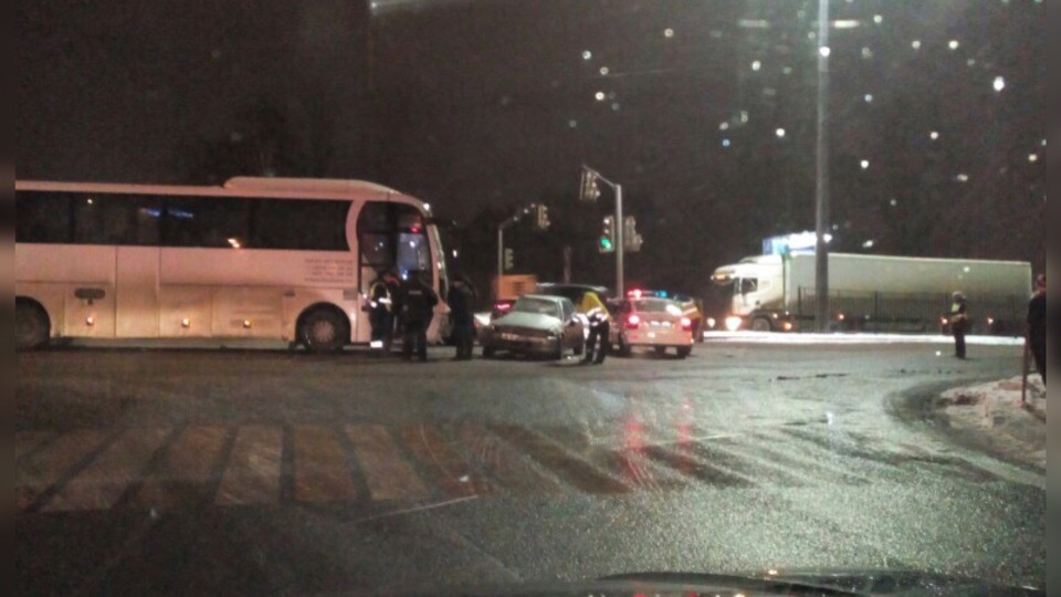 «Думал, что проскочит»: легковушка влетела в автобус в Ярославле. Видео