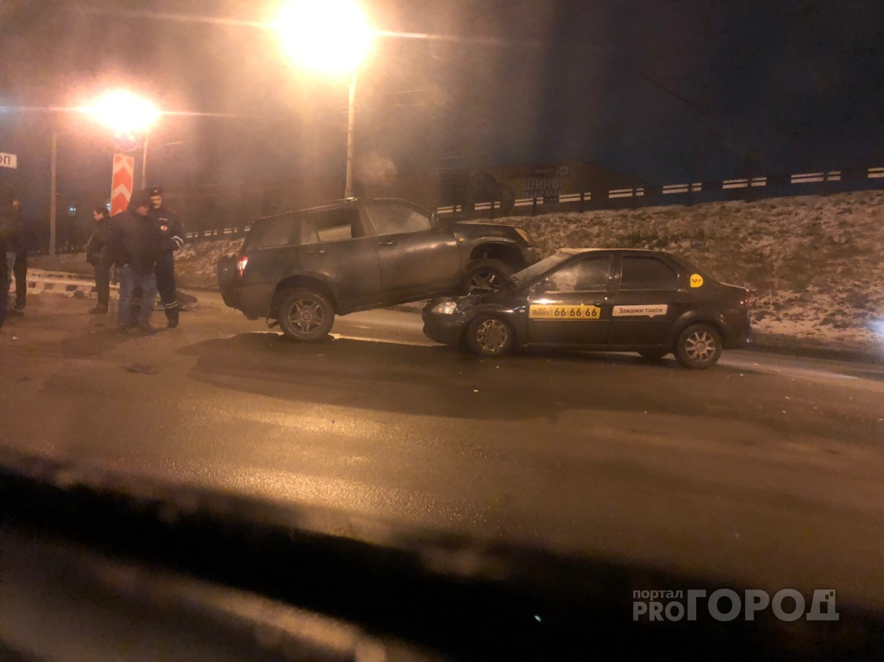 Внедорожник "оседлал" такси: подробности ночной аварии в Ярославле
