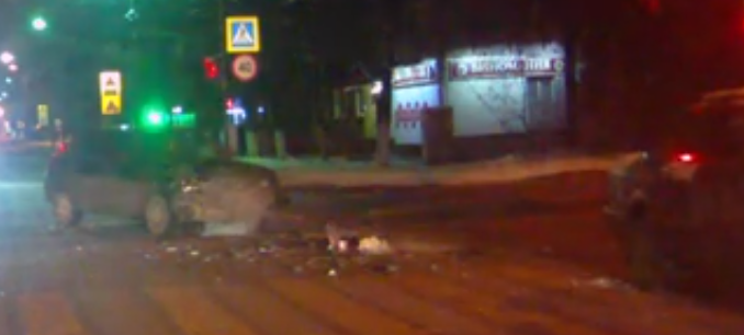 "Решил не пропускать": "Лада" столкнулась с иномаркой в центре Ярославля. Видео