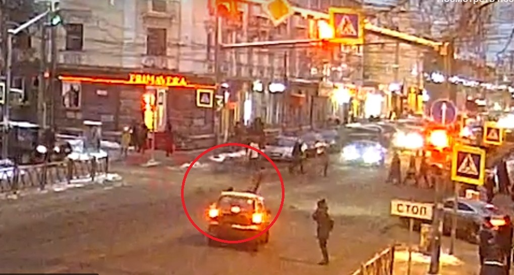 Подмял под колеса: маму с ребенком сбил водитель, мчавший на "красный" в Ярославле. Видео