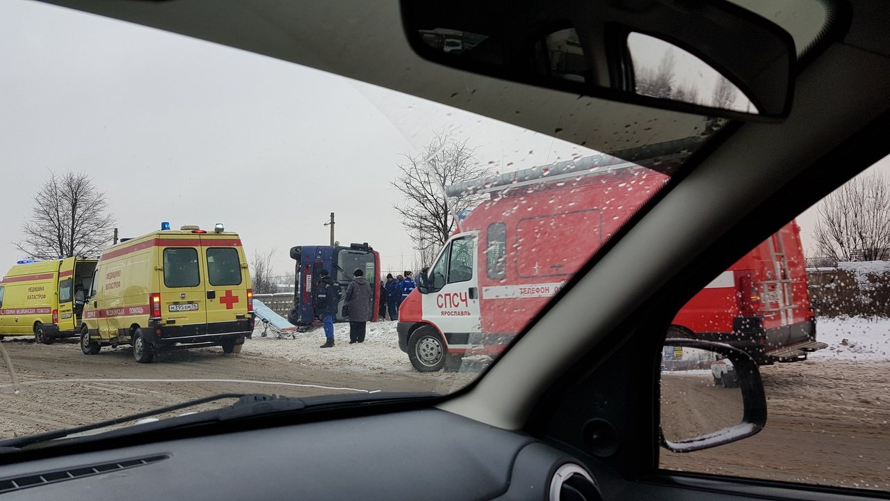 Маршрутка с пассажирами "упала на бок" в Ярославле: видео