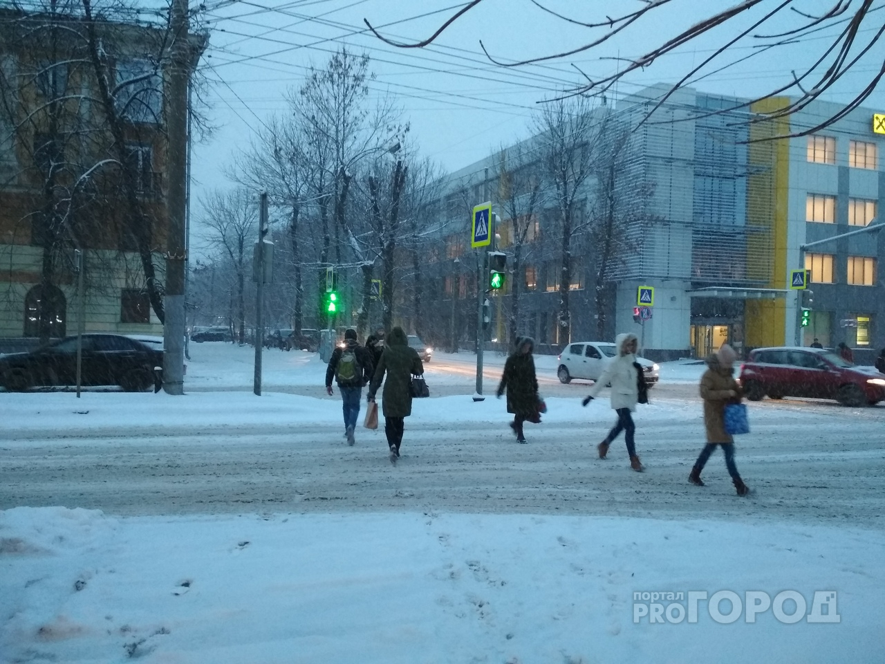 Рекордные пробки в 10 баллов: из-за снегопада встал Ярославль