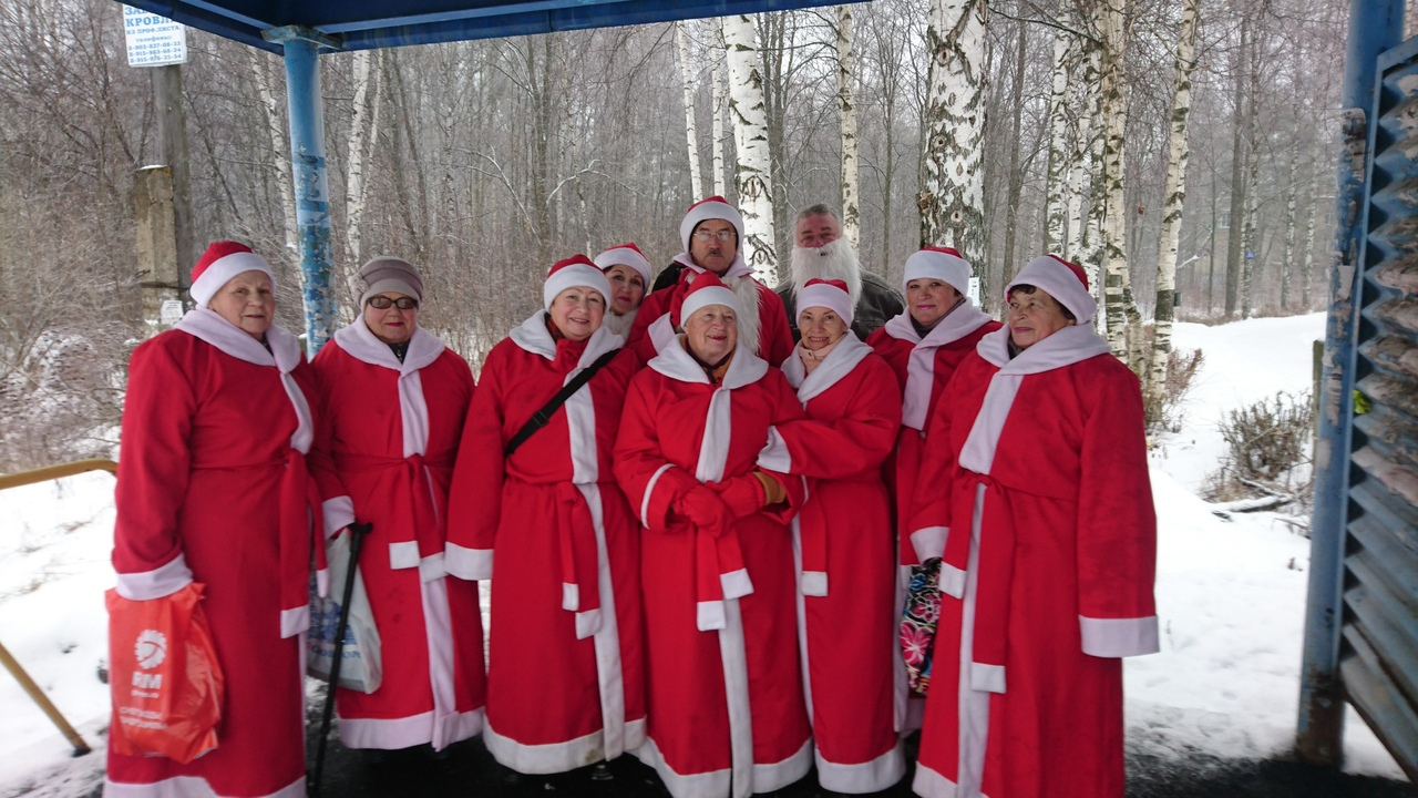 Все в красном: женщины в костюмах развлекали пассажиров автобуса в Рыбинске. Видео