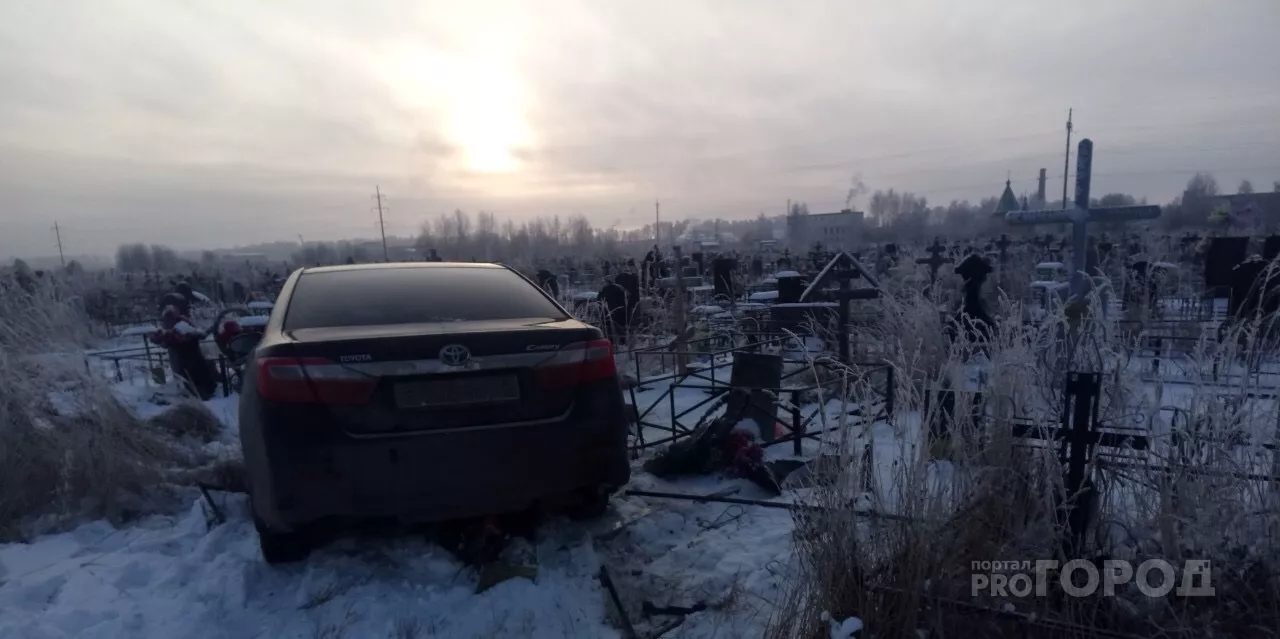 Фото к статье: Колесами в могилу: власти прокомментировали пьяное ДТП на кладбище Ярославля. Фото