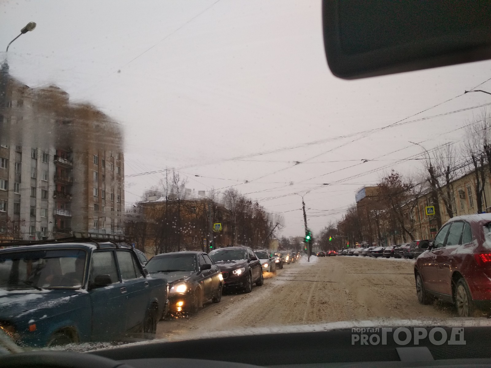 Снег, аварии и Новый год: Ярославль встал в километровые пробки