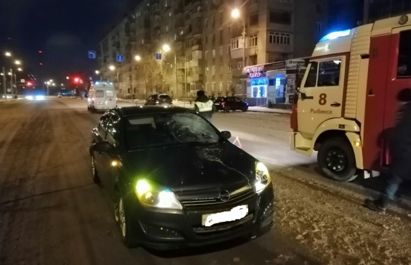 Бросилась под колеса: перебегавшую дорогу женщину сбило авто в Рыбинске