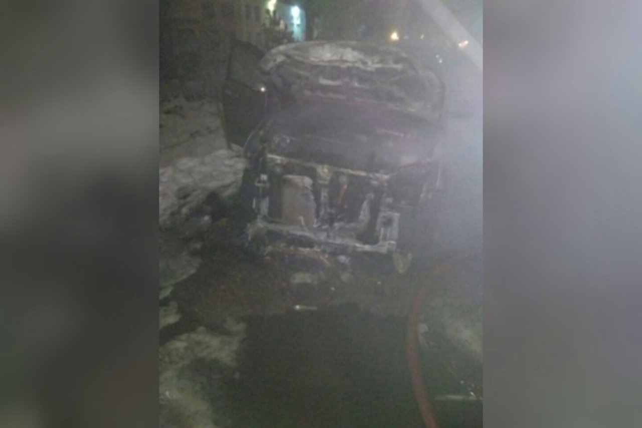 "Подарок" с огоньком: ночью вспыхнуло авто в Рыбинске
