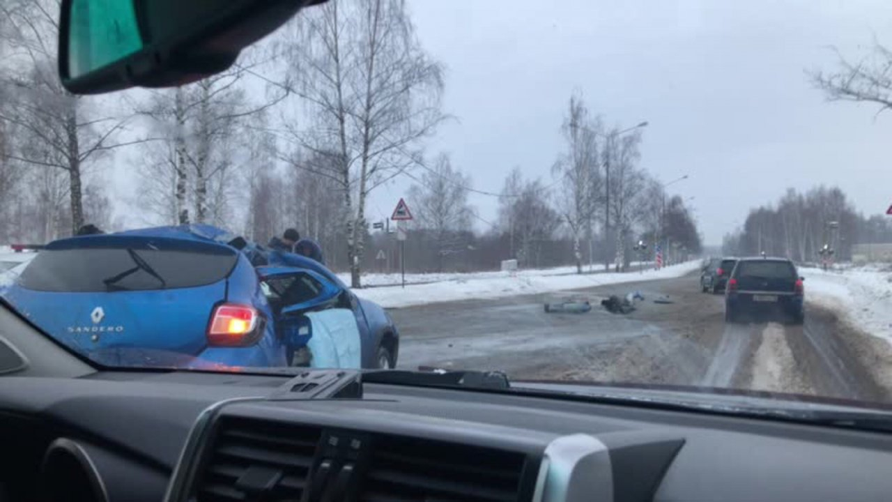 "Краш-тест со столбом": авто вылетело со встречки в Ярославле. Видео