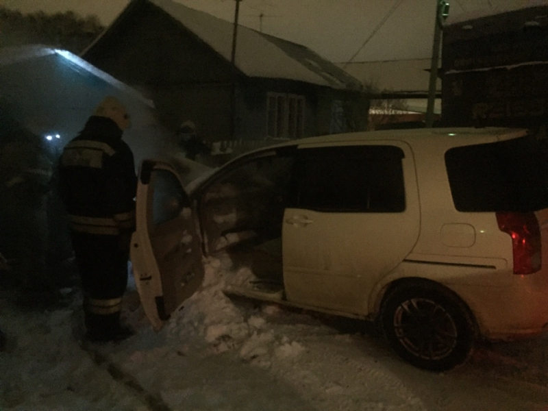 Пламя гасили снегом: в Ярославле сгорел автомобиль