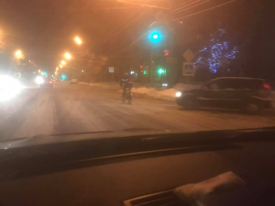 "Сугробы на дорогах": ярославцы массово публикуют фото неубранного снега