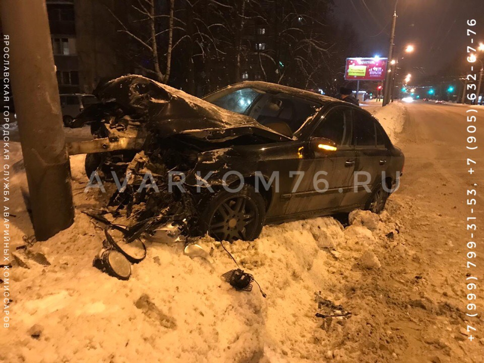 В Ярославле иномарка столкнулась с авто ДПС и протаранила столб