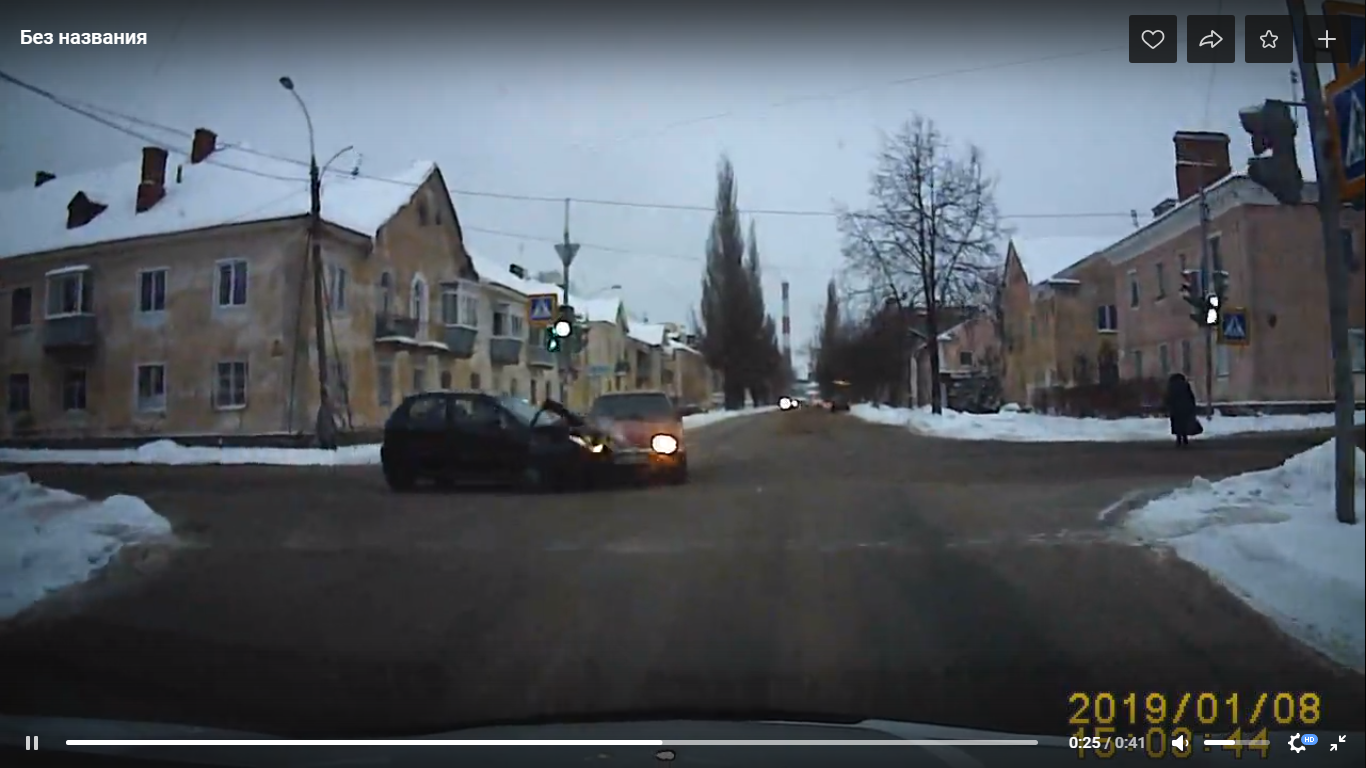 Две легковушки столкнулись "лбами" на перекрестке в Рыбинске. Видео