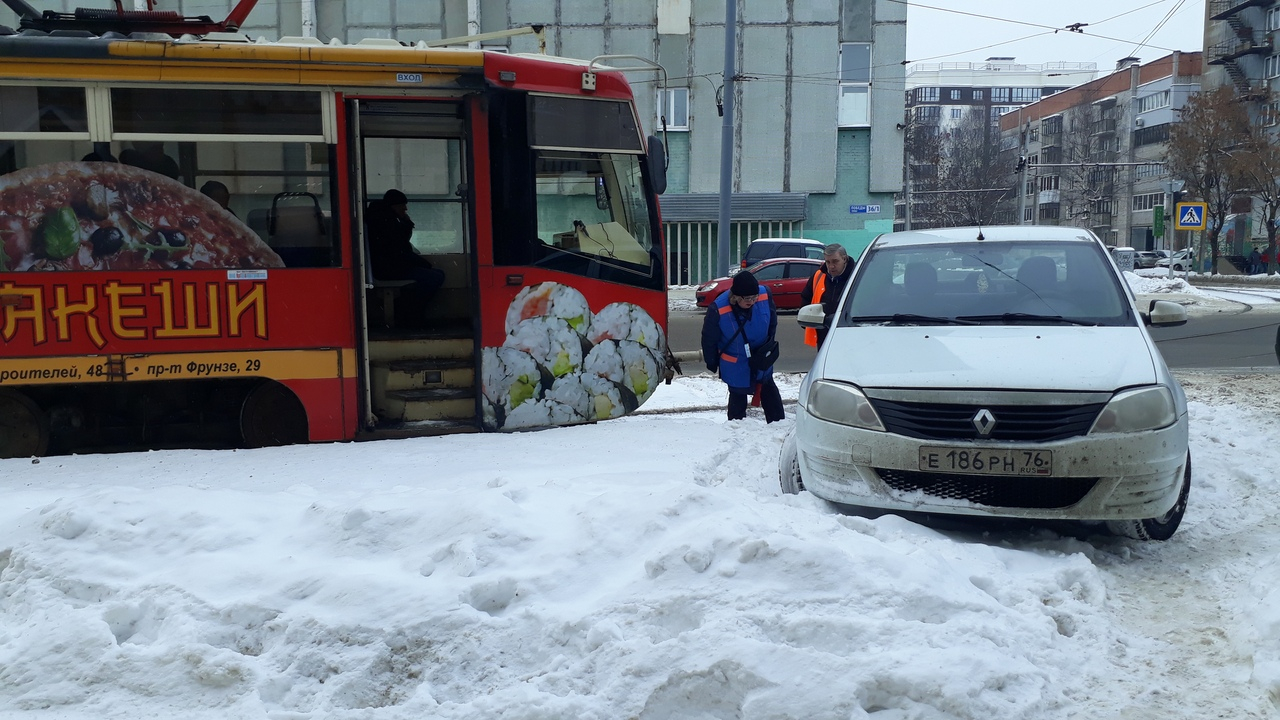 Терпение лопнуло: трамваи таранят авто, застрявшие на рельсах в Ярославле