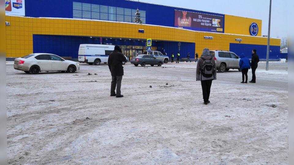 Полиция и собаки: людей из крупного торгового центра эвакуировали в Ярославле