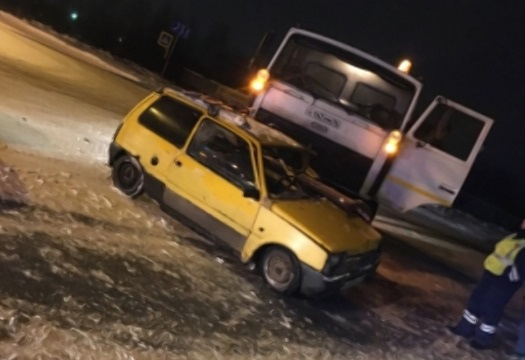 Снегоуборочный "МАЗ" ночью влетел в "ОКУ" под Ярославлем