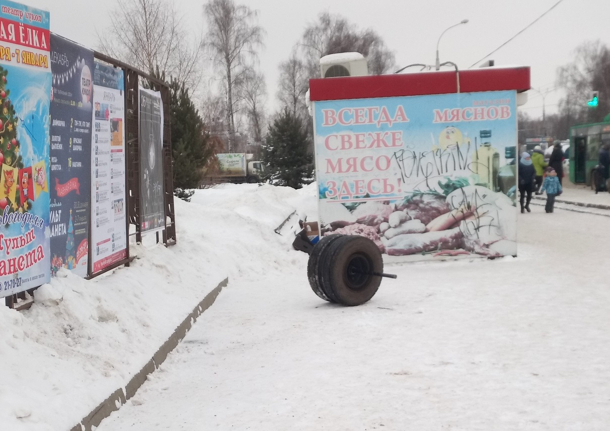 Маршрутка без колес напугала людей на остановке: фото из Рыбинска