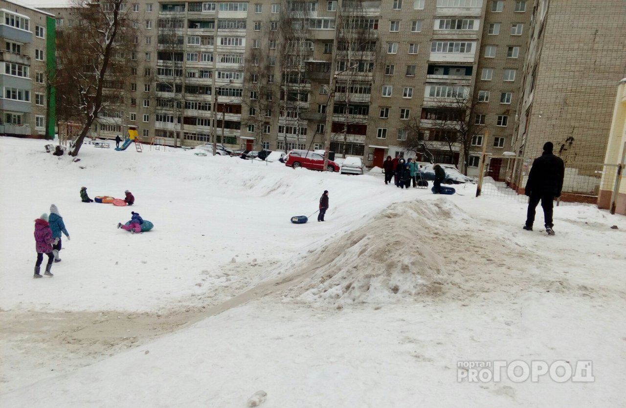 Вместо детских горок груды химического снега: как борются с зимними забавами в Ярославле