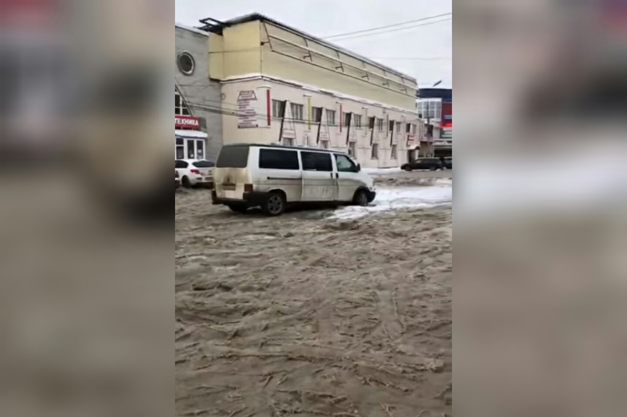 Вязнут авто и страдают люди: затопило улицу в центре Ярославля. Видео