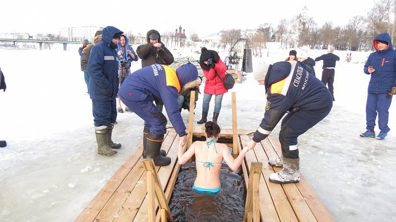 Опасное Крещение: где купаться не стоит, рассказали ярославцам
