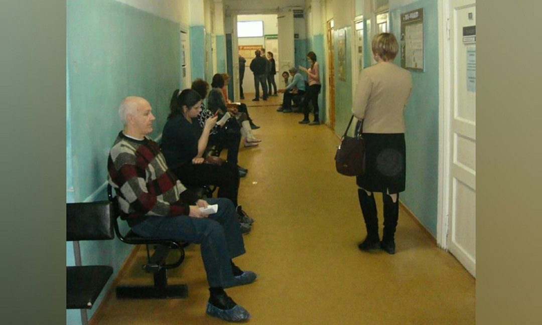 Бизнес на грязных ногах: бахилы в больнице за 10 рублей возмутили депутата из Ярославля