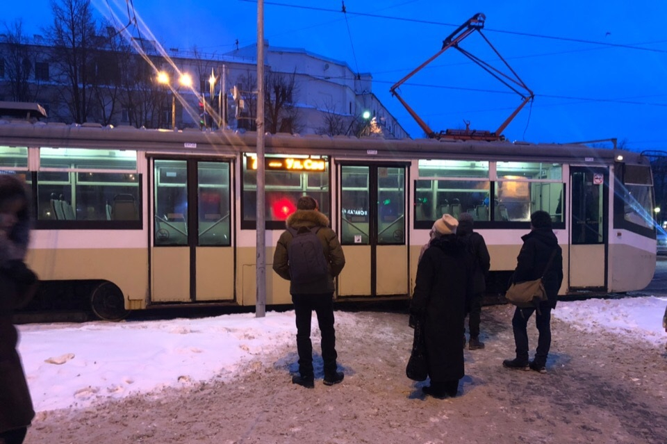 Трамвай "замер" на пешеходном переходе в Ярославле