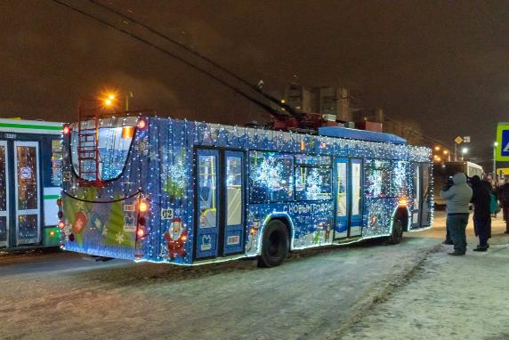 Новогодний троллейбус появился в Ярославле: где можно прокатиться