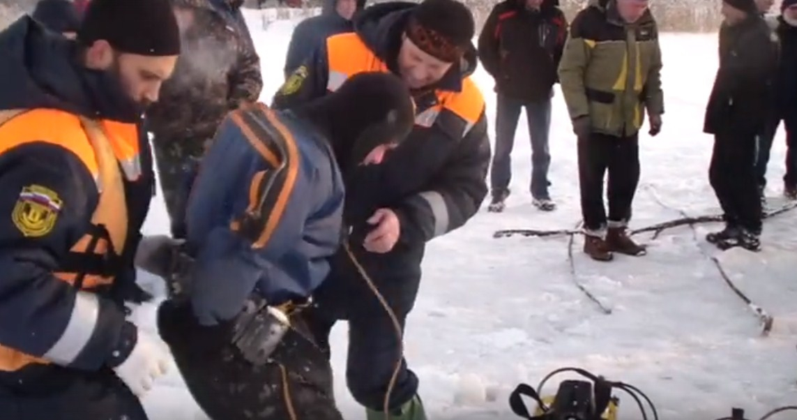 Шок в холодной  воде: рыбак провалился под лед в Рыбинске