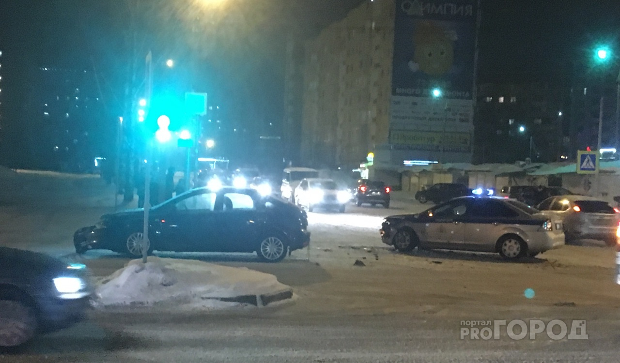Служебное авто Росгвардии влетело в иномарку в Ярославле. Кадры с места