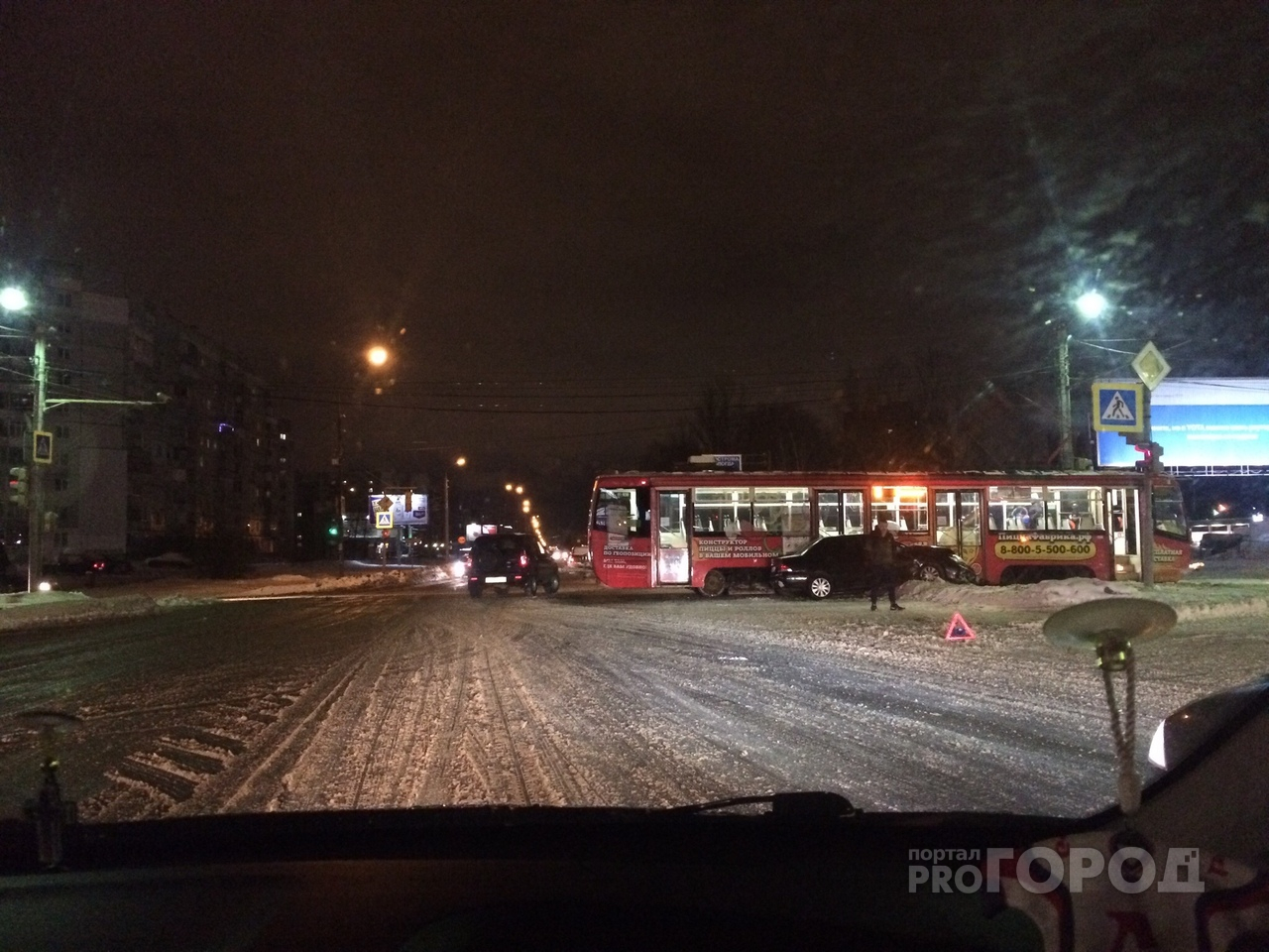 Пассажиры в шоке: иномарка угодила под трамвай в Ярославле