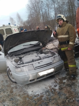 Водитель стал пленником горящей "десятки" после столкновения с КАМАЗом в Ярославской области