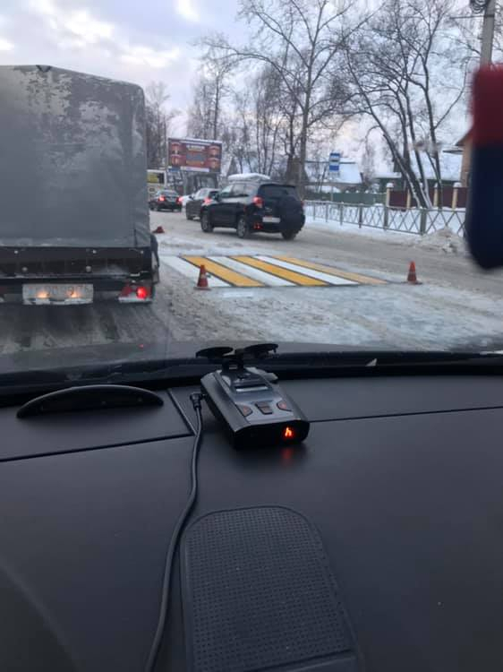 "Пацанам очень хочется работать": прямо в снег решили нанести пешеходную разметку в Ярославле