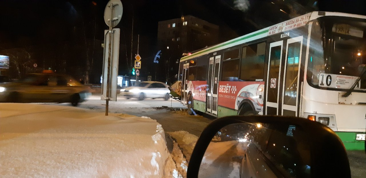 Иномарка влетела в автобус с людьми на "заколдованном" перекрестке в Ярославле